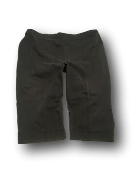 Front seam black capri pants